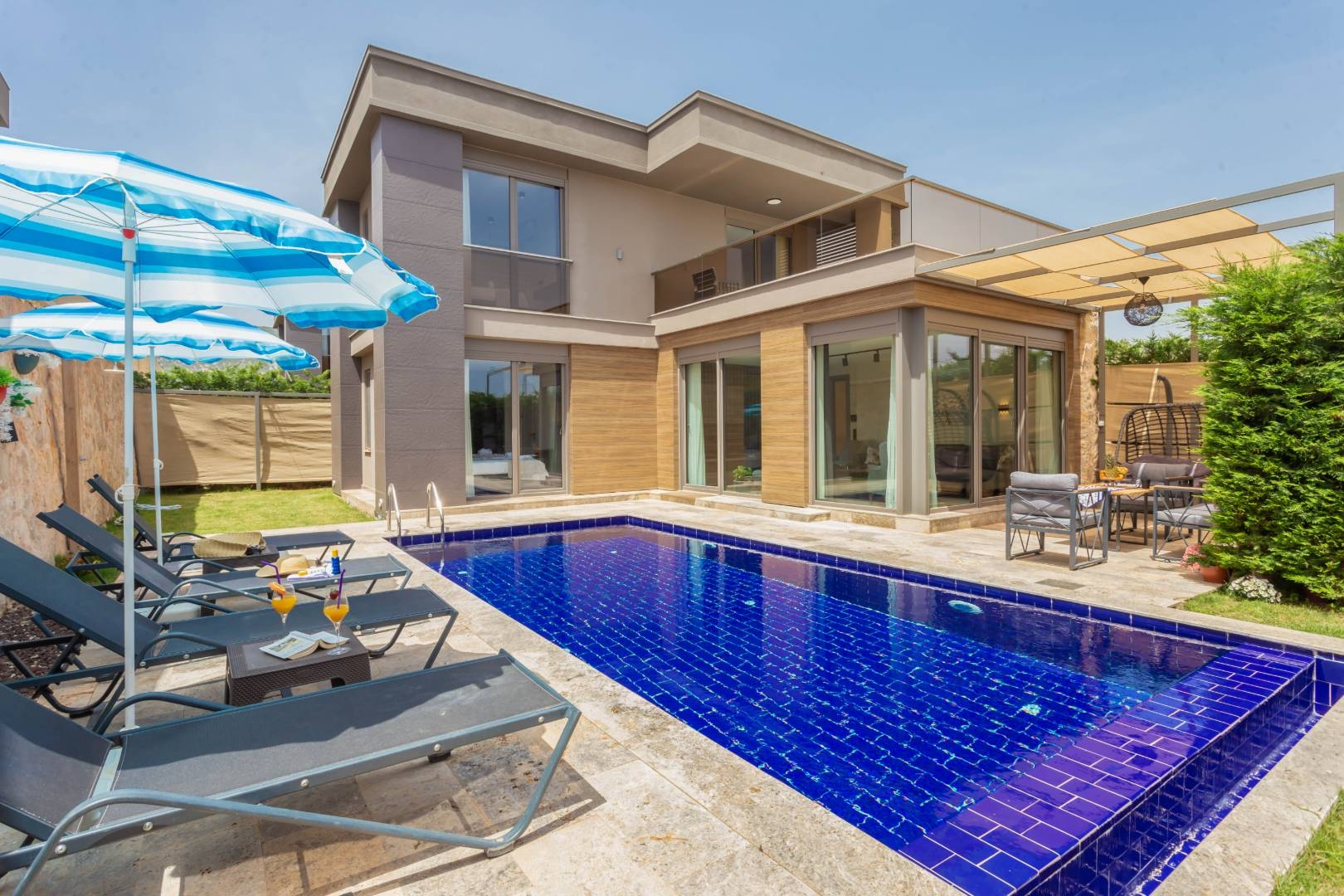 Kaş Andifli'de Geniş Bahçeli, Özel Havuzlu, 3+1 Modern Villa