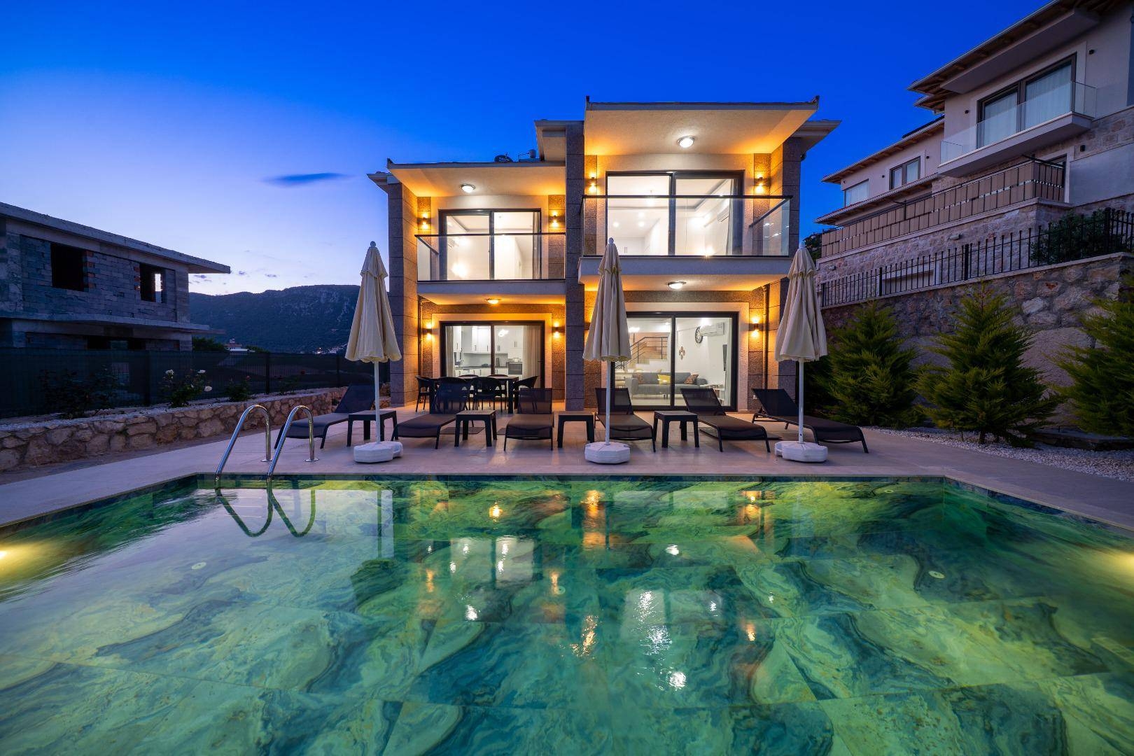 Kaş Andifli'de Merkeze Yakın Konumda, Özel Havuzlu, Şık Villa