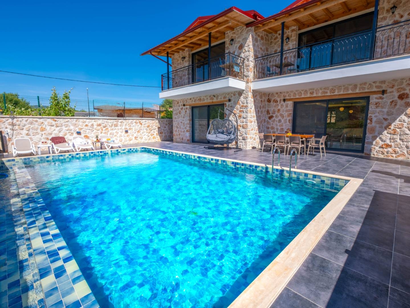 Kaş Hacıoğlan'da Otantik Tasarımlı, Özel Havuzlu, Modern Villa