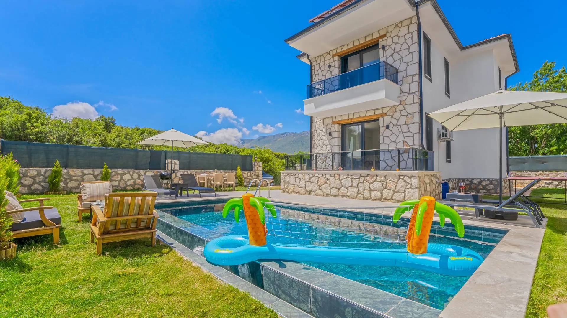 Kaş Andifli'de Yemyeşil Bahçeli, Özel Havuzlu, 2+1, Konforlu Villa