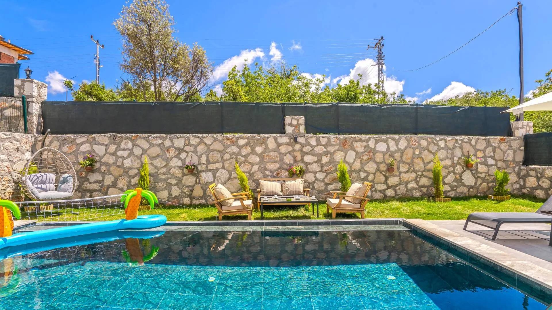 Kaş Andifli'de Yemyeşil Bahçeli, Özel Havuzlu, 2+1, Konforlu Villa