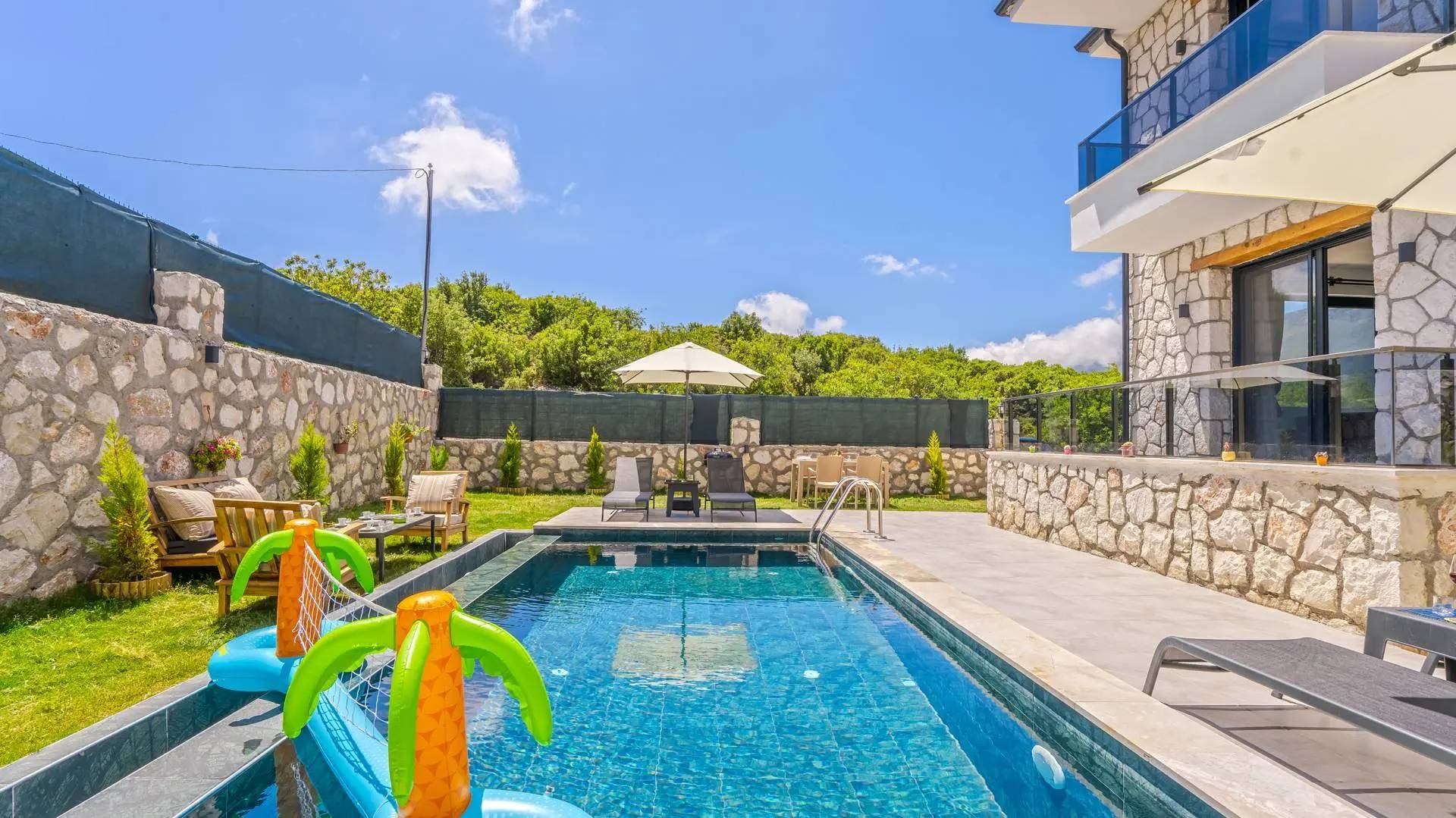 Kaş Andifli'de Yemyeşil Bahçeli, Özel Havuzlu, 2+1, Konforlu Villa