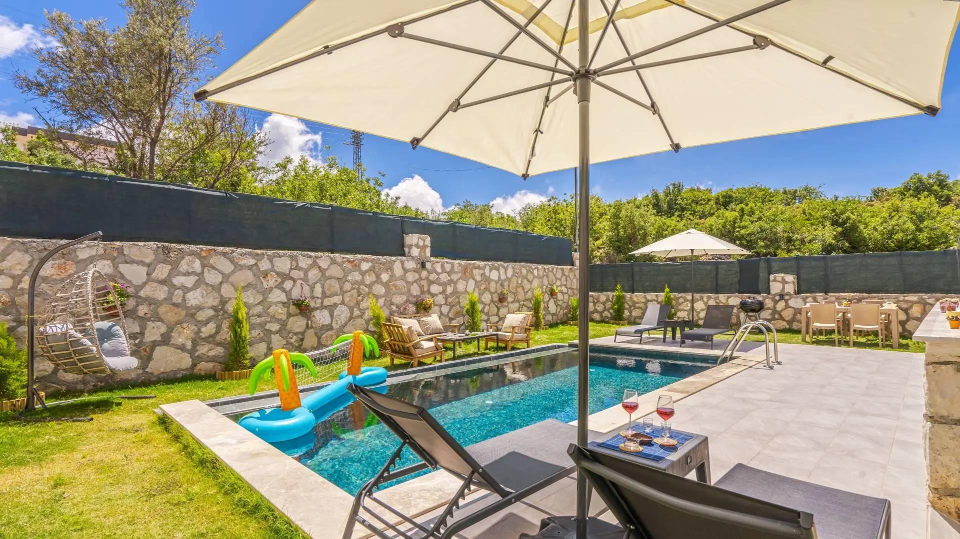 Kaş Andifli'de Yemyeşil Bahçeli, Özel Havuzlu, 2+1, Konforlu Villa-42038