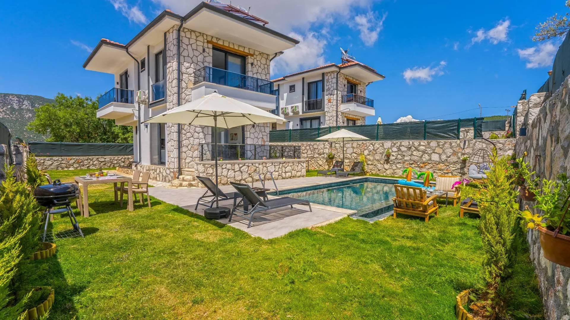 Kaş Andifli'de Yemyeşil Bahçeli, Özel Havuzlu, 2+1, Konforlu Villa-42038