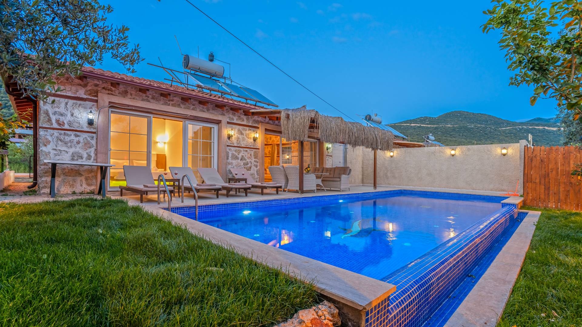 Kaş Bayındır'da Sakin Konumda, Özel Havuzlu, Taş Villa