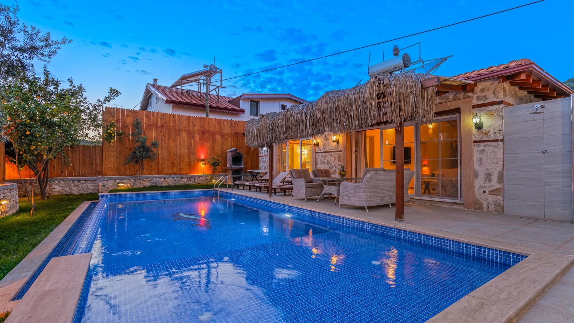 Kaş Bayındır'da Sakin Konumda, Özel Havuzlu, Taş Villa