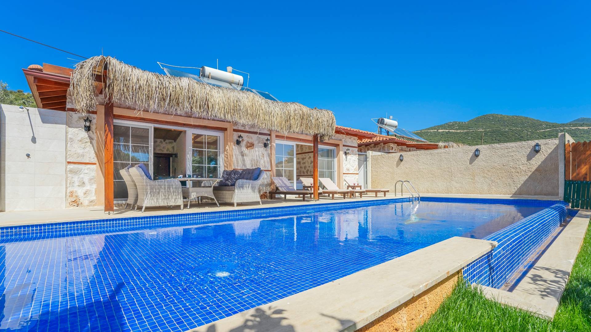 Kaş Bayındır'da Çekirdek Ailelere Uygun, Özel Havuzlu, Şık Villa