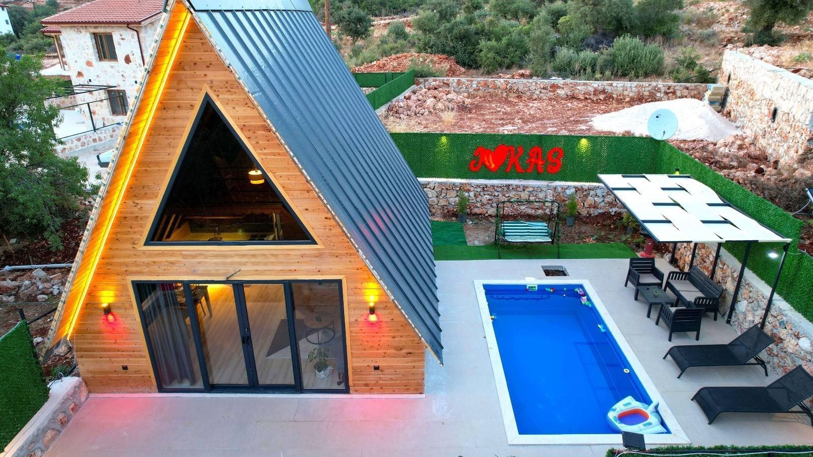 Kaş Bayındır'da Minimalist Tasarımlı, Özel Havuzlu, 2+1 Bungalov