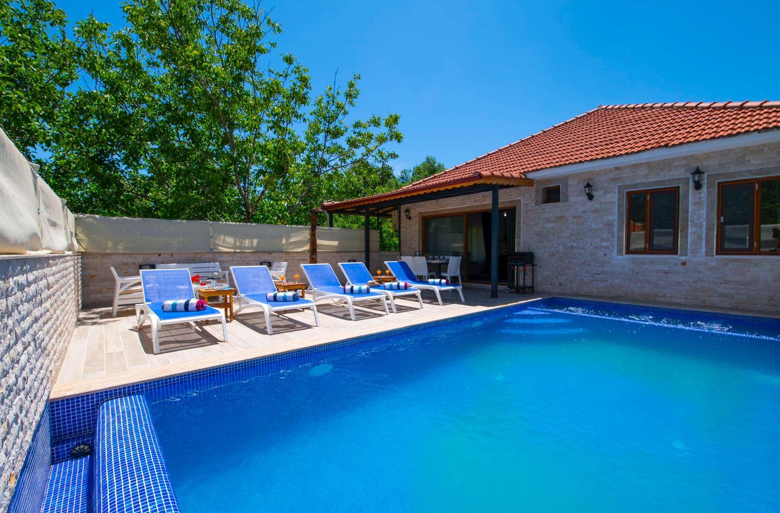 Kaş Bezirgan'da Minimal Tasarımlı, Özel Havuzlu, Tatil Villası