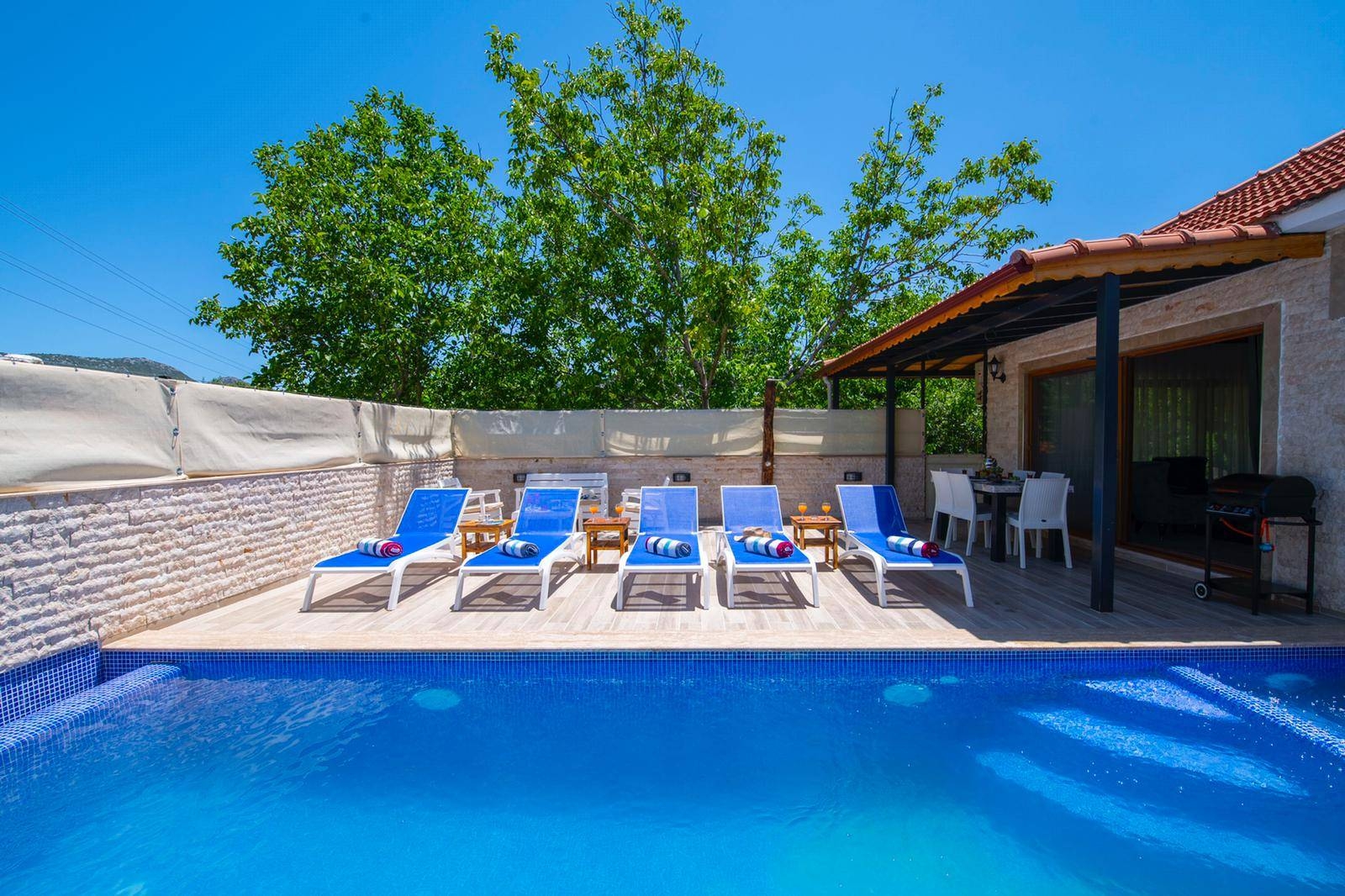 Kaş Bezirgan'da Minimal Tasarımlı, Özel Havuzlu, Tatil Villası