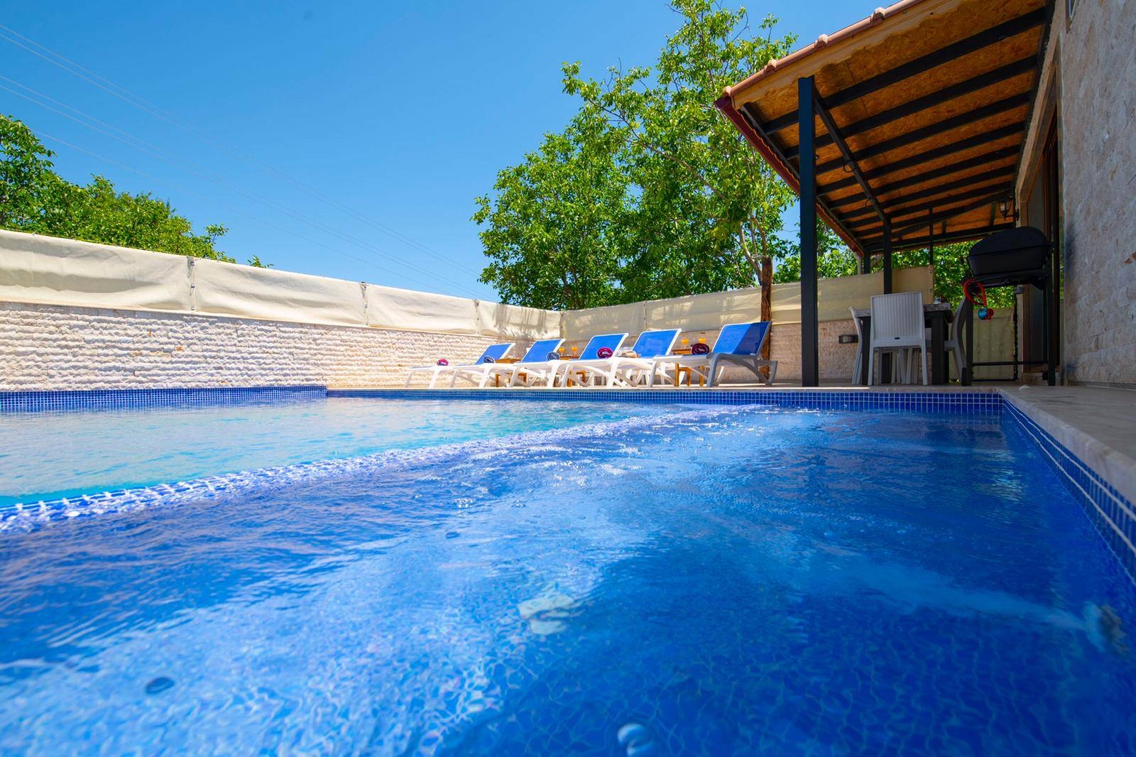 Kaş Bezirgan'da Minimal Tasarımlı, Özel Havuzlu, Tatil Villası