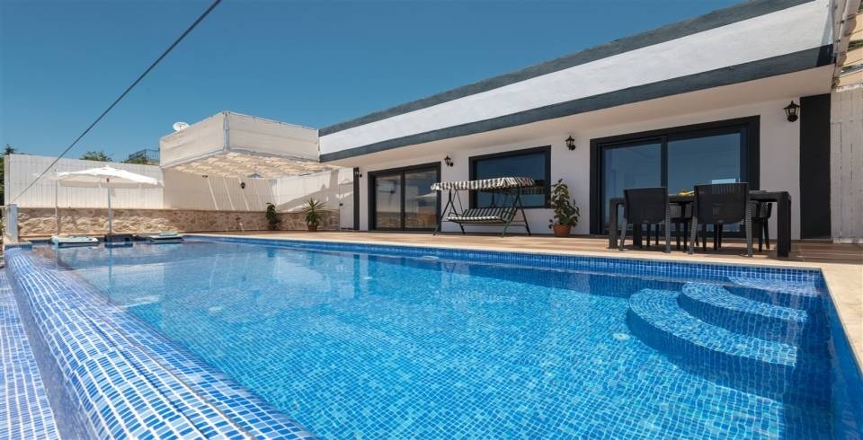 Kaş Bezirgan'da 4 Kişilik, Özel Havuzlu, Modern Tasarımlı Villa