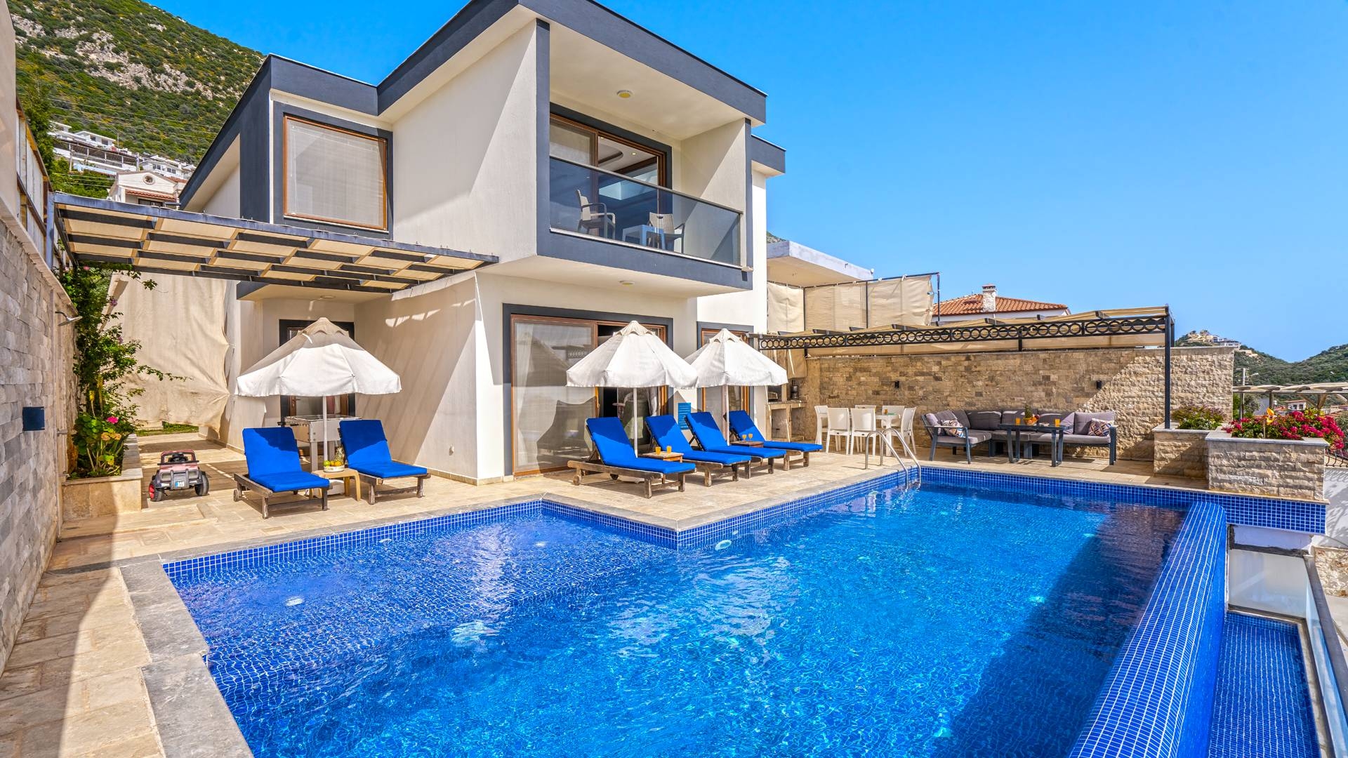 Kaş Bezirgan'da Büyüleyici Deniz Manzaralı, Özel Havuzlu, Şık Villa