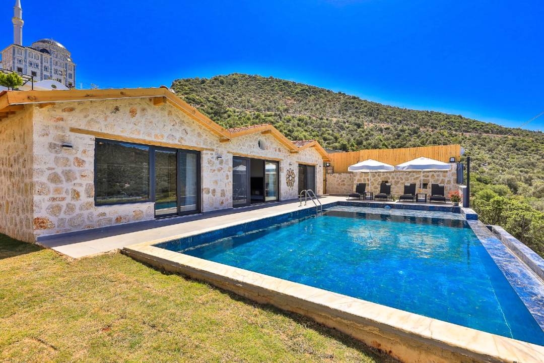 Kaş Bezirgan'da Doğa Manzaralı, Özel Havuzlu, Taş Villa