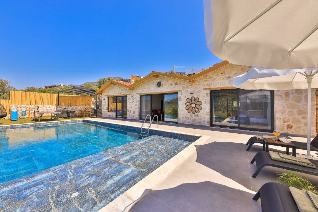 Kaş Bezirgan'da Doğa Manzaralı, Özel Havuzlu, Taş Villa