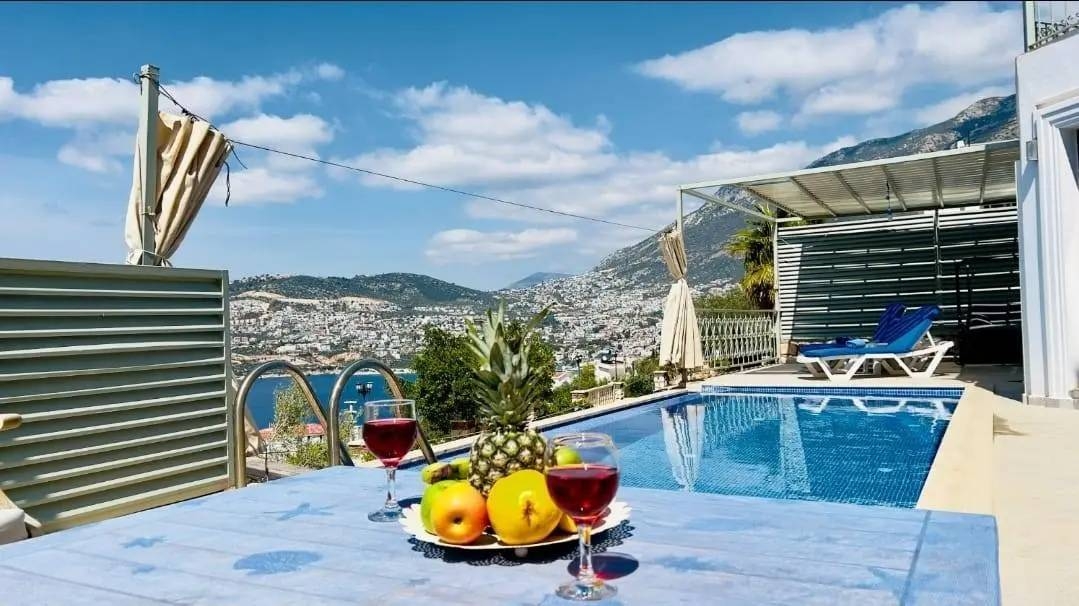 Kaş Bezirgan'da Enfes Deniz Manzaralı, Özel Havuzlu, Şık Villa