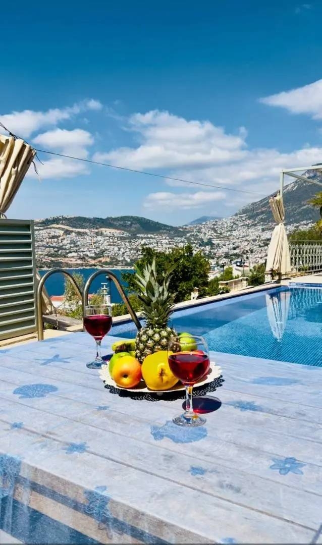 Kaş Bezirgan'da Enfes Deniz Manzaralı, Özel Havuzlu, Şık Villa