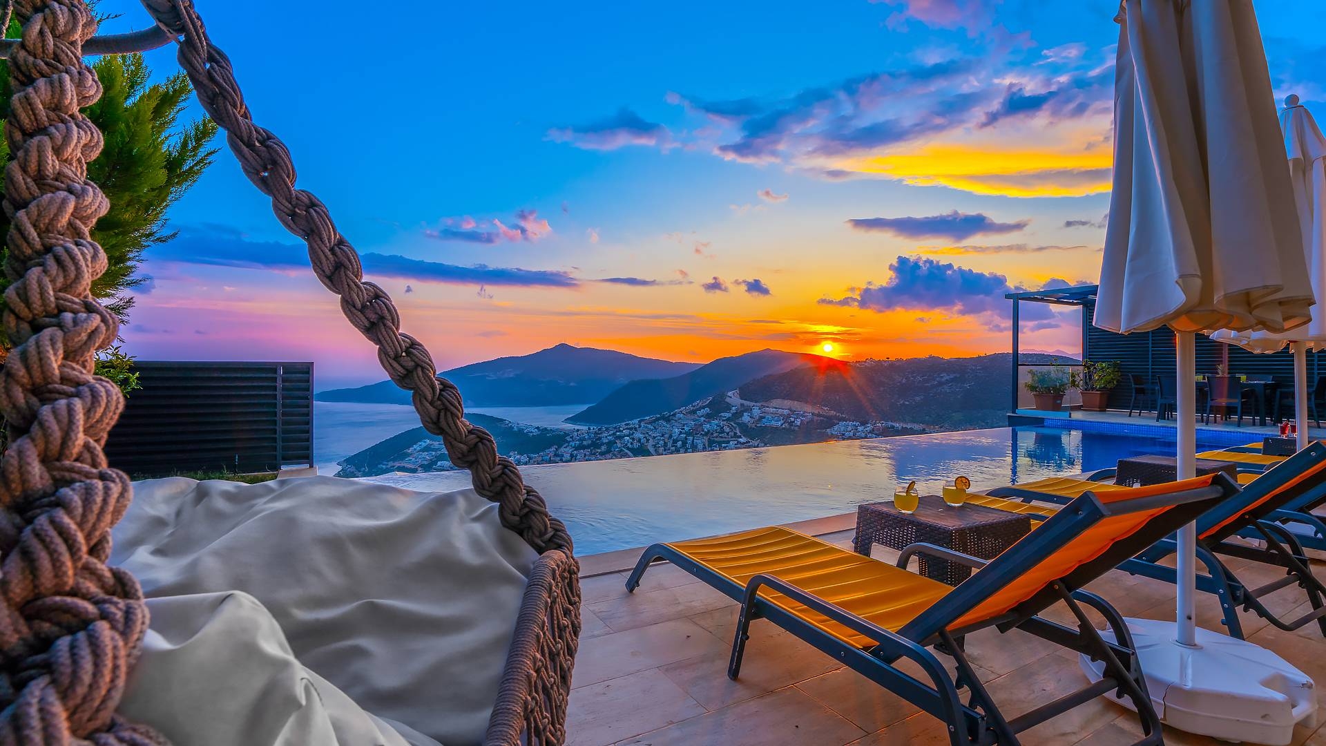 Kaş Bezirgan'da Enfes Deniz Manzaralı, Sonsuzluk Havuzlu, 4+1 Villa