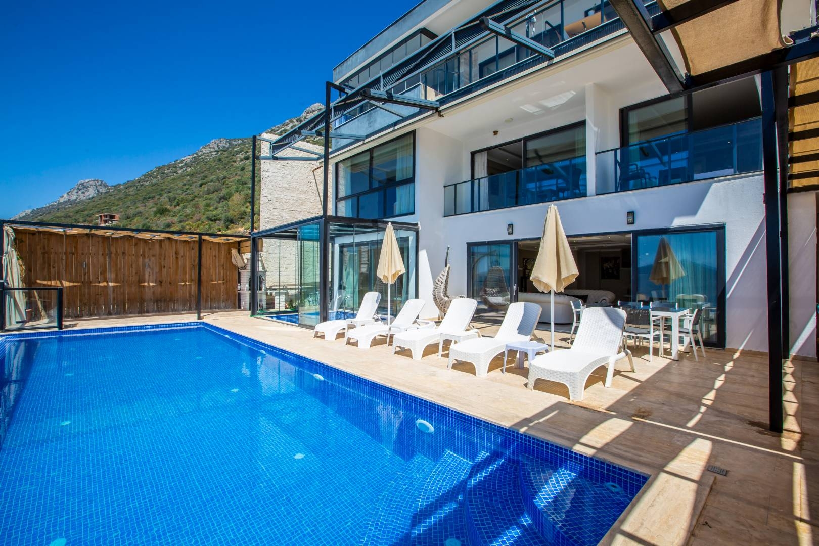 Kaş Bezirgan'da Enfes Deniz Manzaralı, Sonsuzluk Havuzlu, Şık Villa