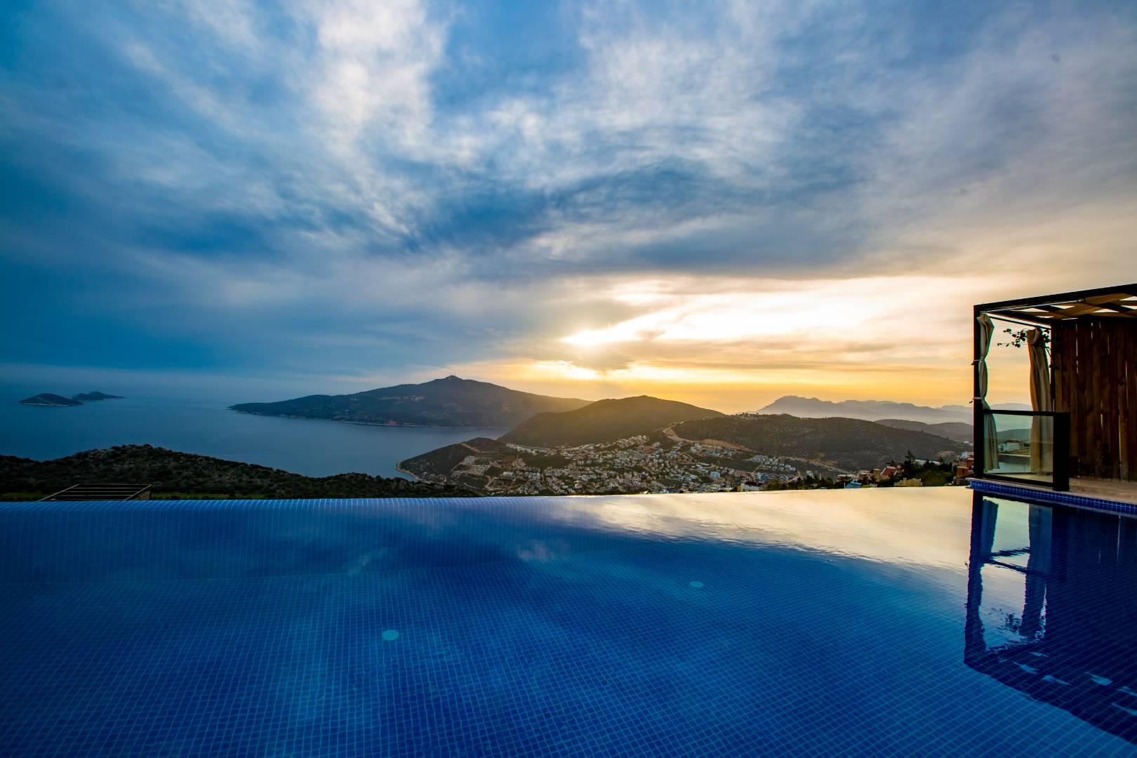 Kaş Bezirgan'da Enfes Deniz Manzaralı, Sonsuzluk Havuzlu, Şık Villa-42847