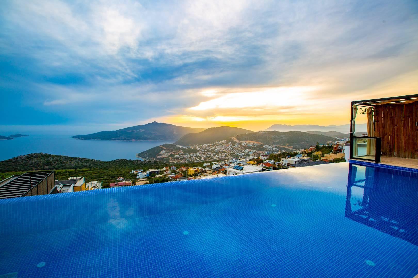 Kaş Bezirgan'da Enfes Deniz Manzaralı, Sonsuzluk Havuzlu, Şık Villa-42847