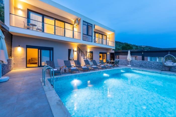 Kaş Bezirgan'da Geniş Ailelere Uygun, Özel Havuzlu, Lüks Villa