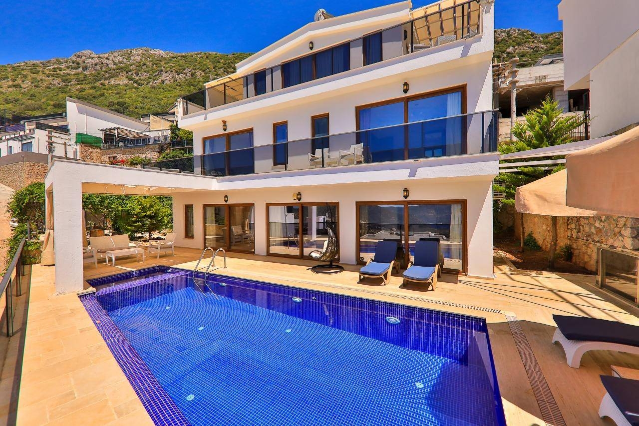 Kaş Bezirgan'da Geniş Ailelere Uygun, Özel Havuzlu, Manzaralı Villa