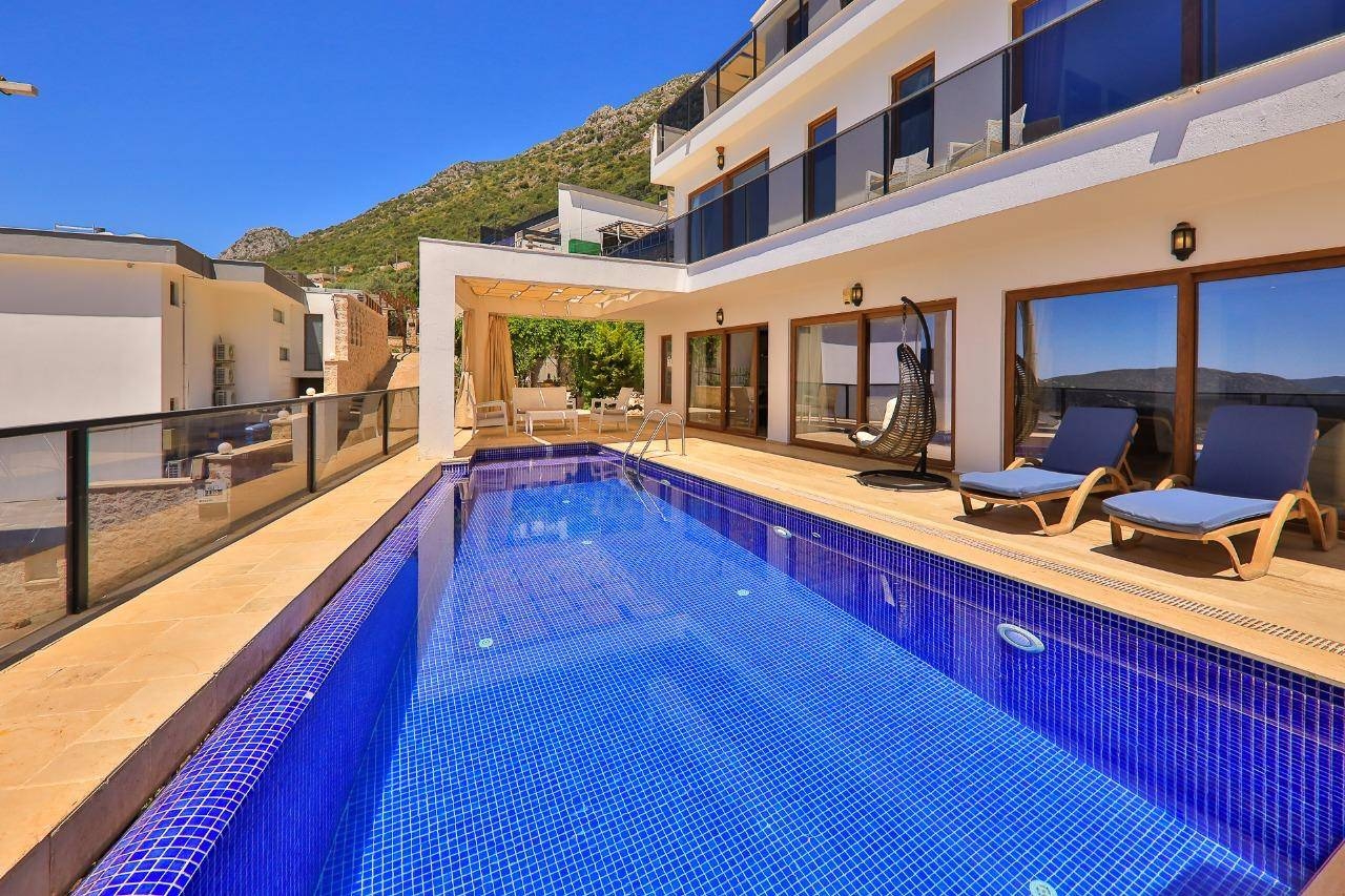 Kaş Bezirgan'da Geniş Ailelere Uygun, Özel Havuzlu, Manzaralı Villa