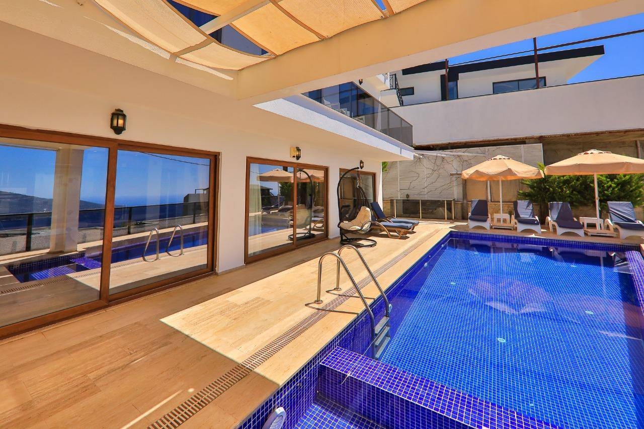 Kaş Bezirgan'da Geniş Ailelere Uygun, Özel Havuzlu, Manzaralı Villa