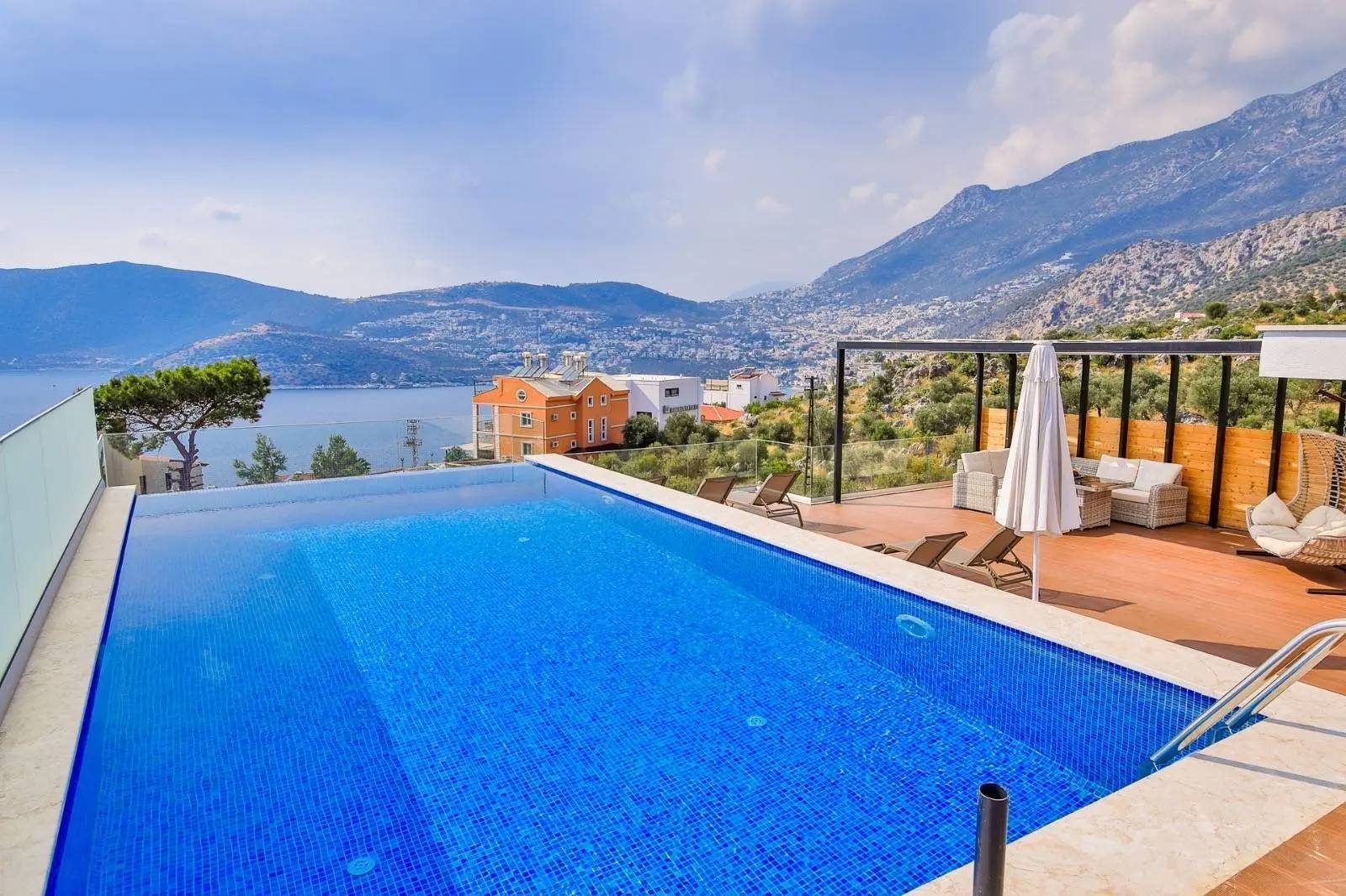 Kaş Bezirgan'da Geniş Ailelere Uygun, Özel Havuzlu, Merkezi Villa