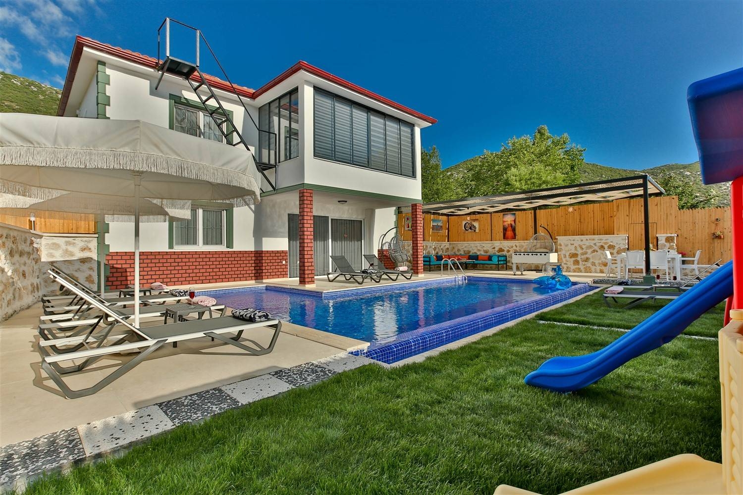 Kaş Bezirgan'da Geniş Bahçeli, Özel Havuzlu, Çocuk Oyun Alanlı Villa