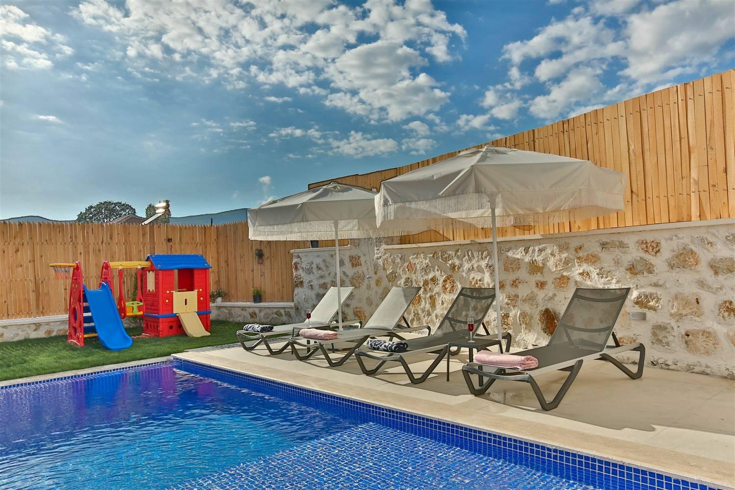 Kaş Bezirgan'da Geniş Bahçeli, Özel Havuzlu, Çocuk Oyun Alanlı Villa-43307