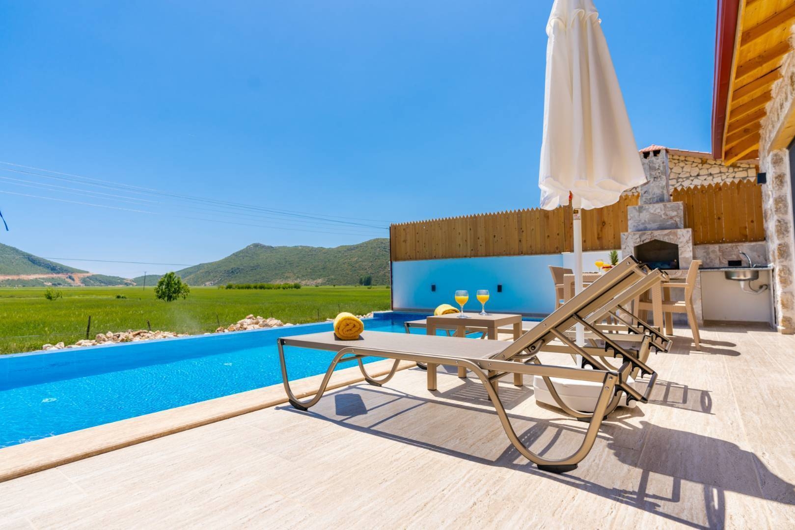 Kaş Bezirgan'da Geniş Bahçeli, Özel Havuzlu, Konforlu Taş Villa