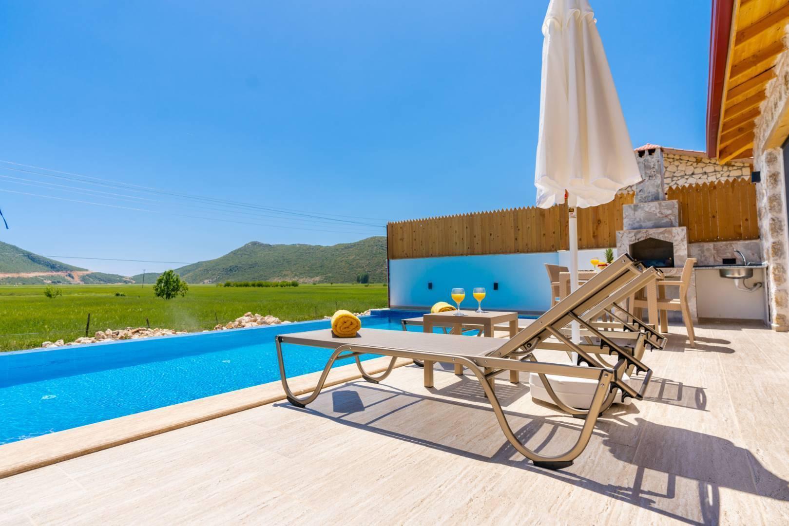 Kaş Bezirgan'da Geniş Bahçeli, Özel Havuzlu, Konforlu Taş Villa-41201