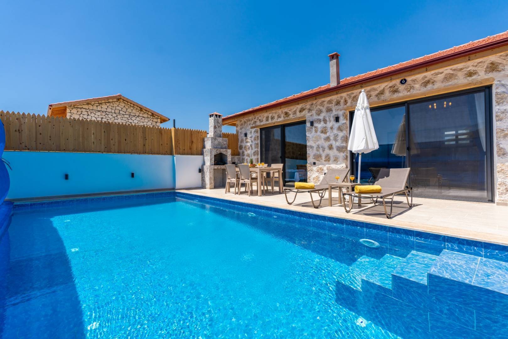 Kaş Bezirgan'da Geniş Bahçeli, Özel Havuzlu, Konforlu Taş Villa