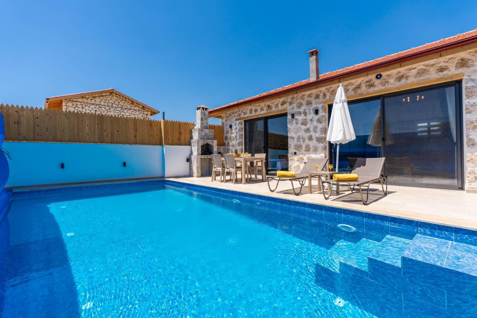 Kaş Bezirgan'da Geniş Bahçeli, Özel Havuzlu, Konforlu Taş Villa-41201