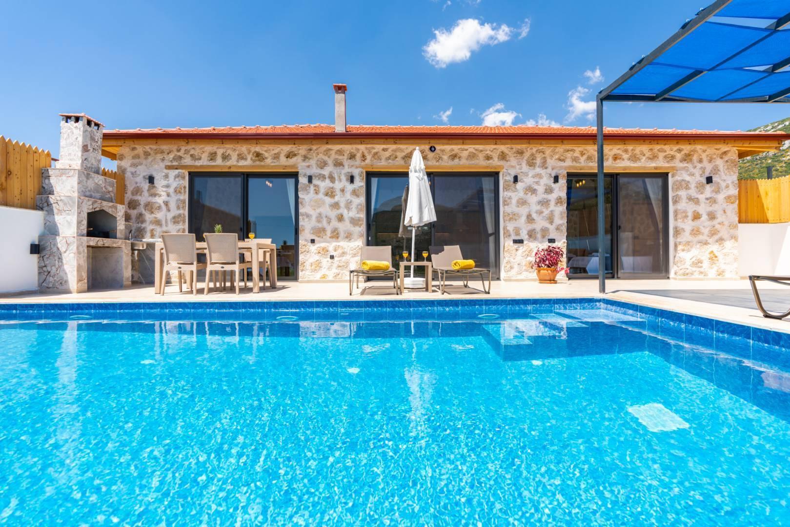 Kaş Bezirgan'da Geniş Bahçeli, Özel Havuzlu, Konforlu Taş Villa-41201