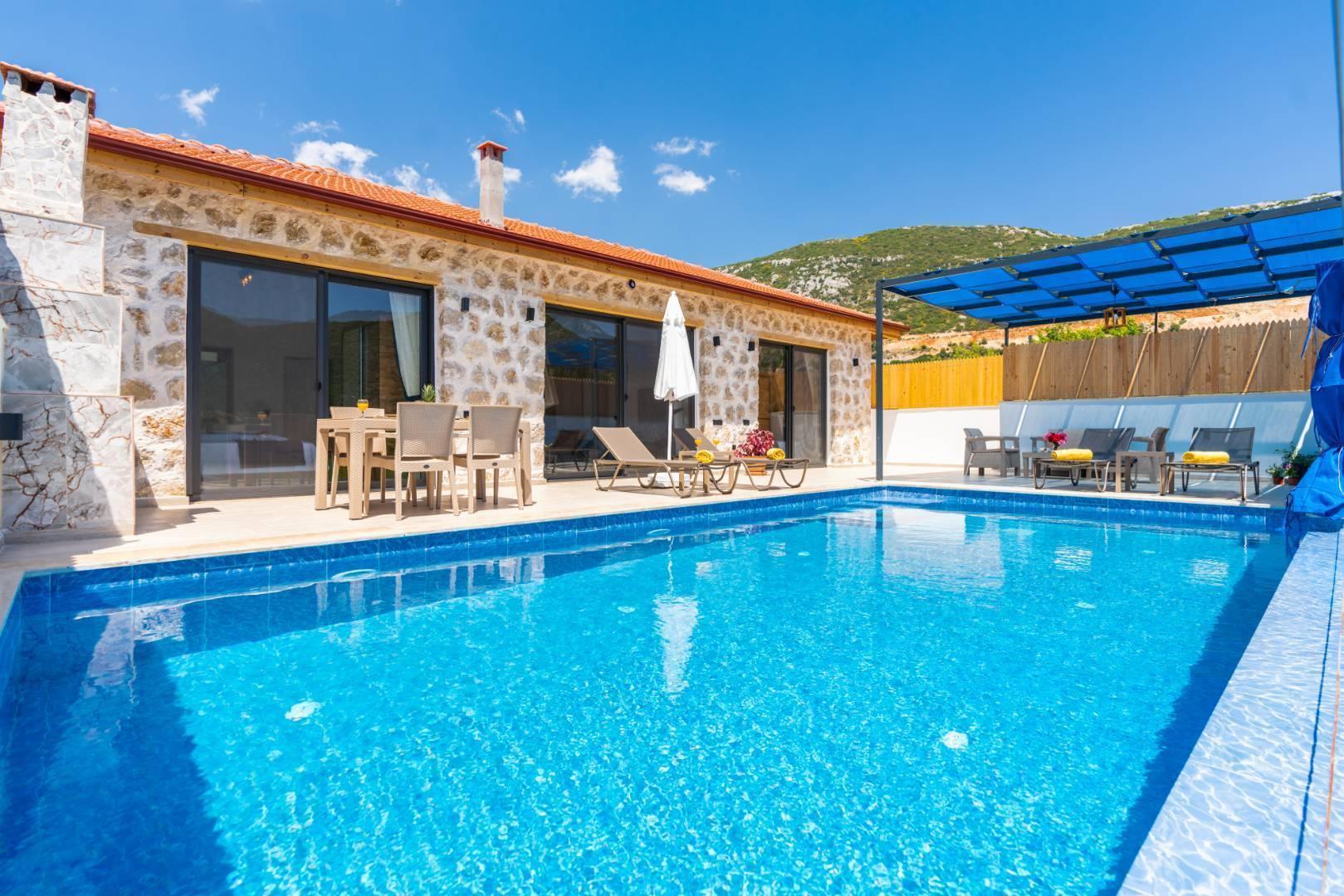 Kaş Bezirgan'da Geniş Bahçeli, Özel Havuzlu, Konforlu Taş Villa-41201