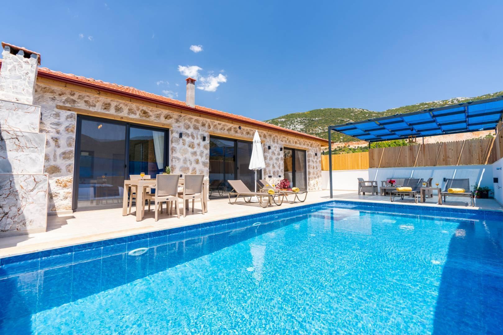 Kaş Bezirgan'da Geniş Bahçeli, Özel Havuzlu, Konforlu Taş Villa-41201