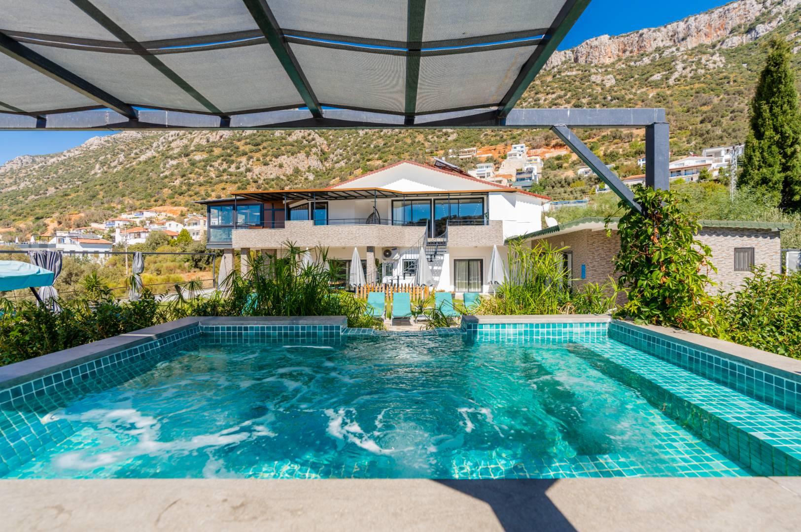 Kaş Bezirgan'da Manzaralı, Özel Havuz ve Olanaklı, Lüks Kiralık Villa-18474