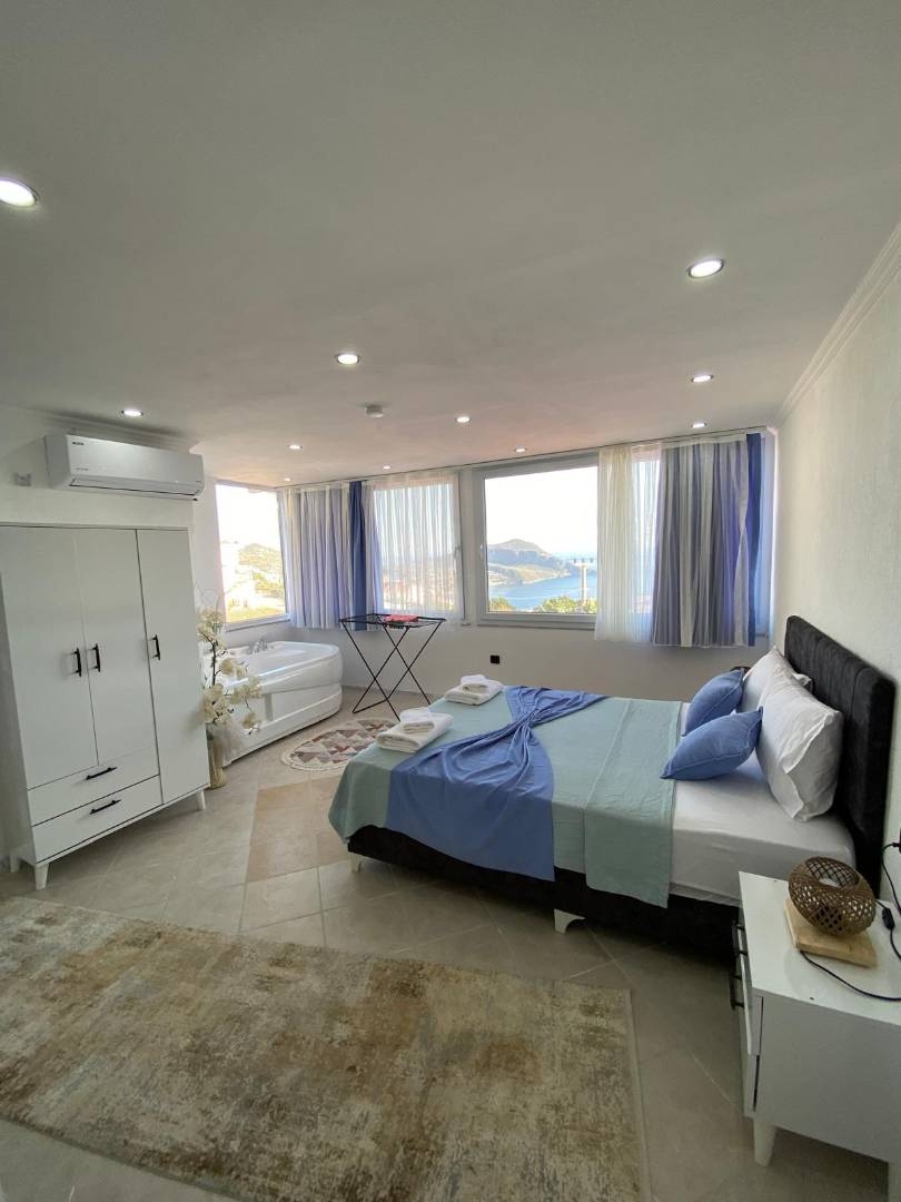 Kaş Bezirgan'da Merkeze Yakın Konumda, Deniz Manzaralı, 2+1 Daire