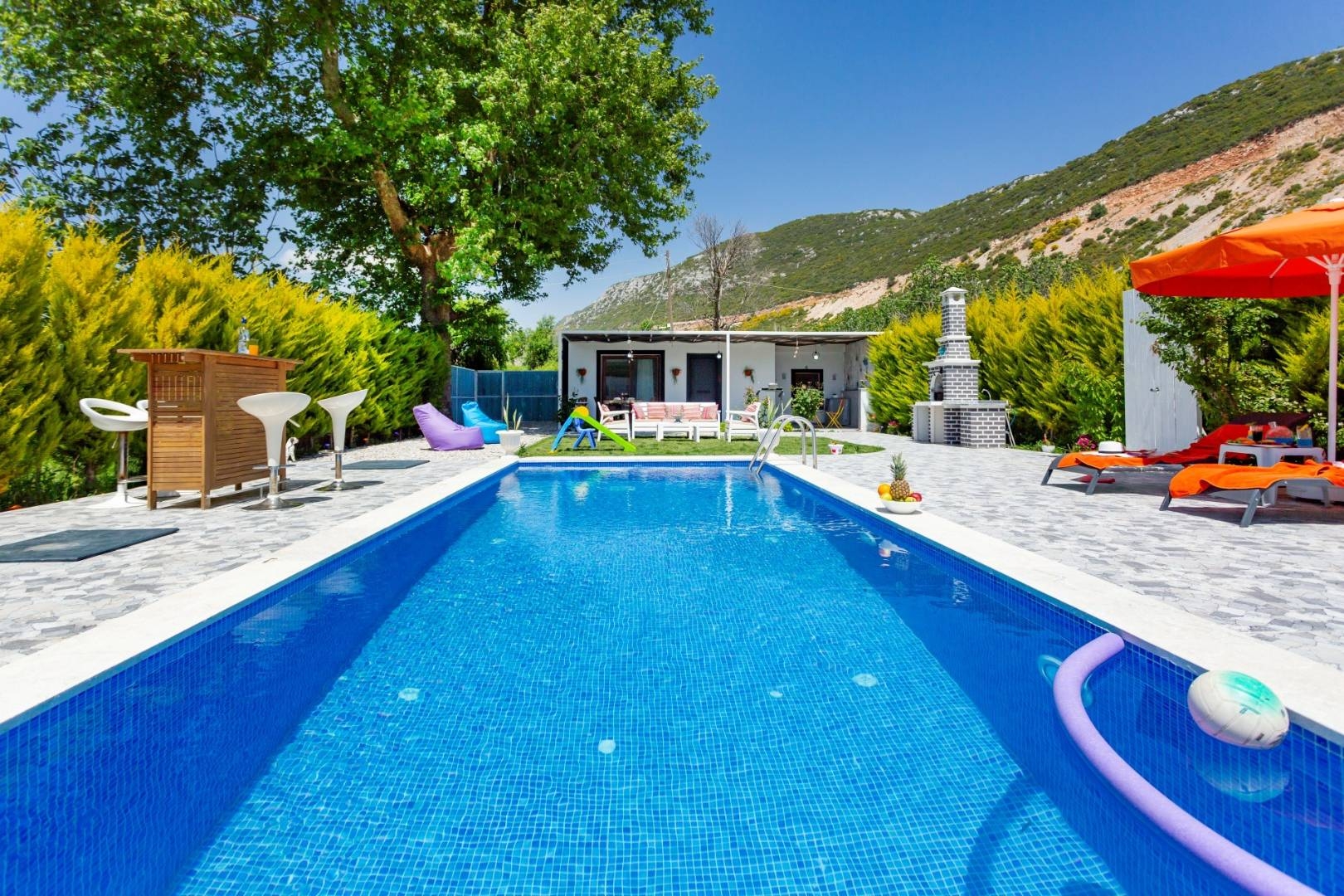 Kaş Bezirgan'da Minimalist Tasarımlı, Özel Havuzlu, Bahçeli Villa