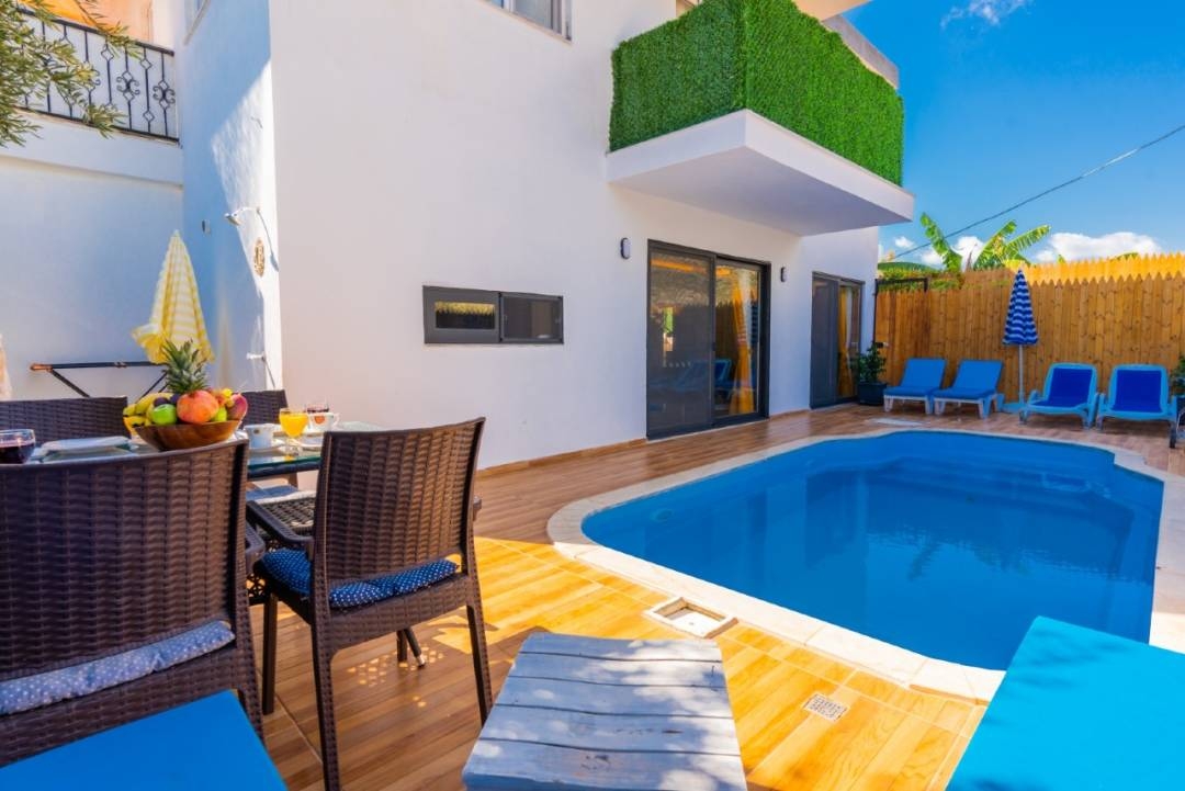 Kaş Bezirgan'da Minimalist Tasarımlı, Özel Havuzlu, Balayı Villası