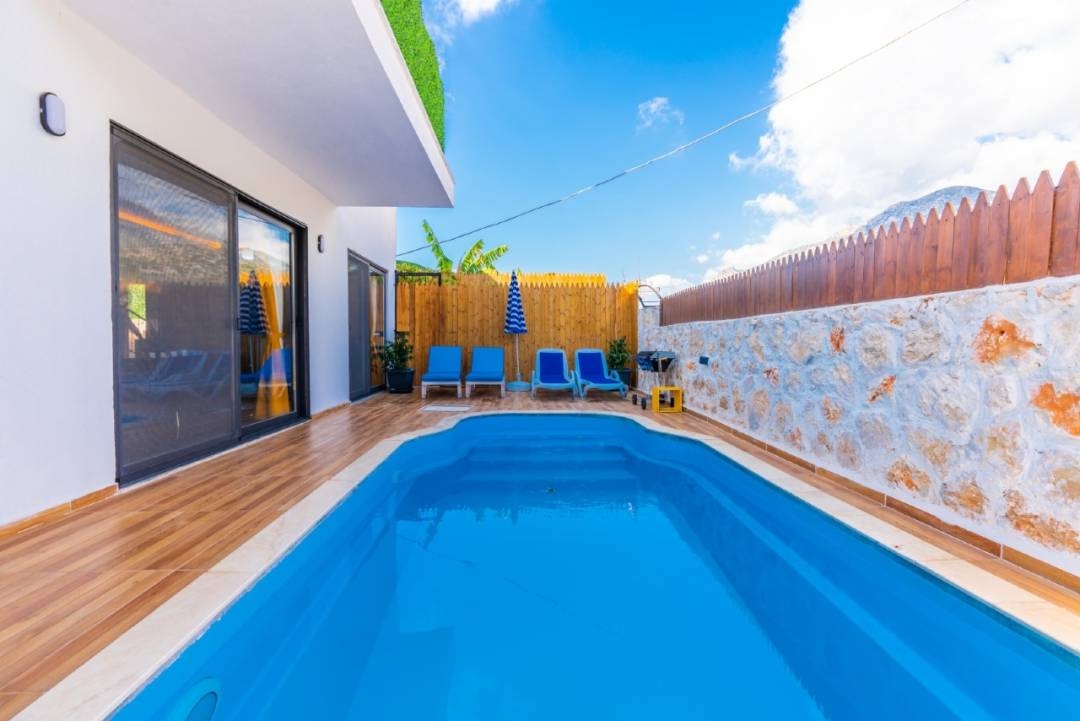 Kaş Bezirgan'da Minimalist Tasarımlı, Özel Havuzlu, Balayı Villası