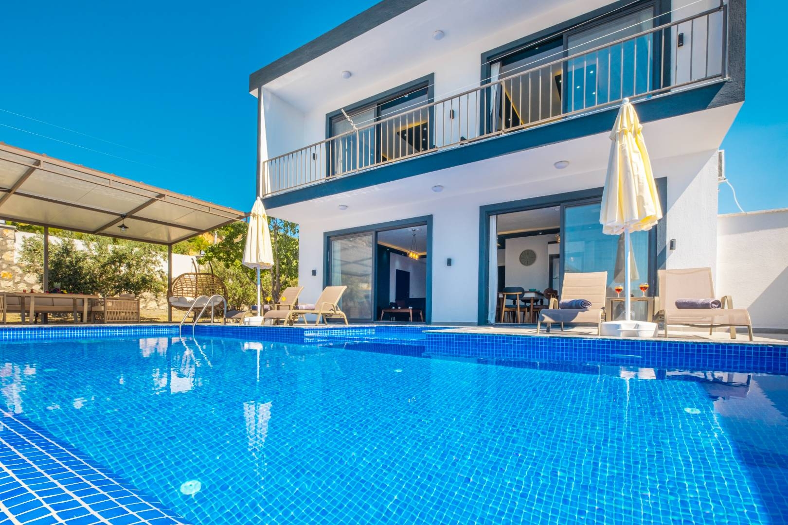 Kaş İkizce'de Muhteşem Dağ Manzaralı, Özel Havuzlu, Jakuzili Villa