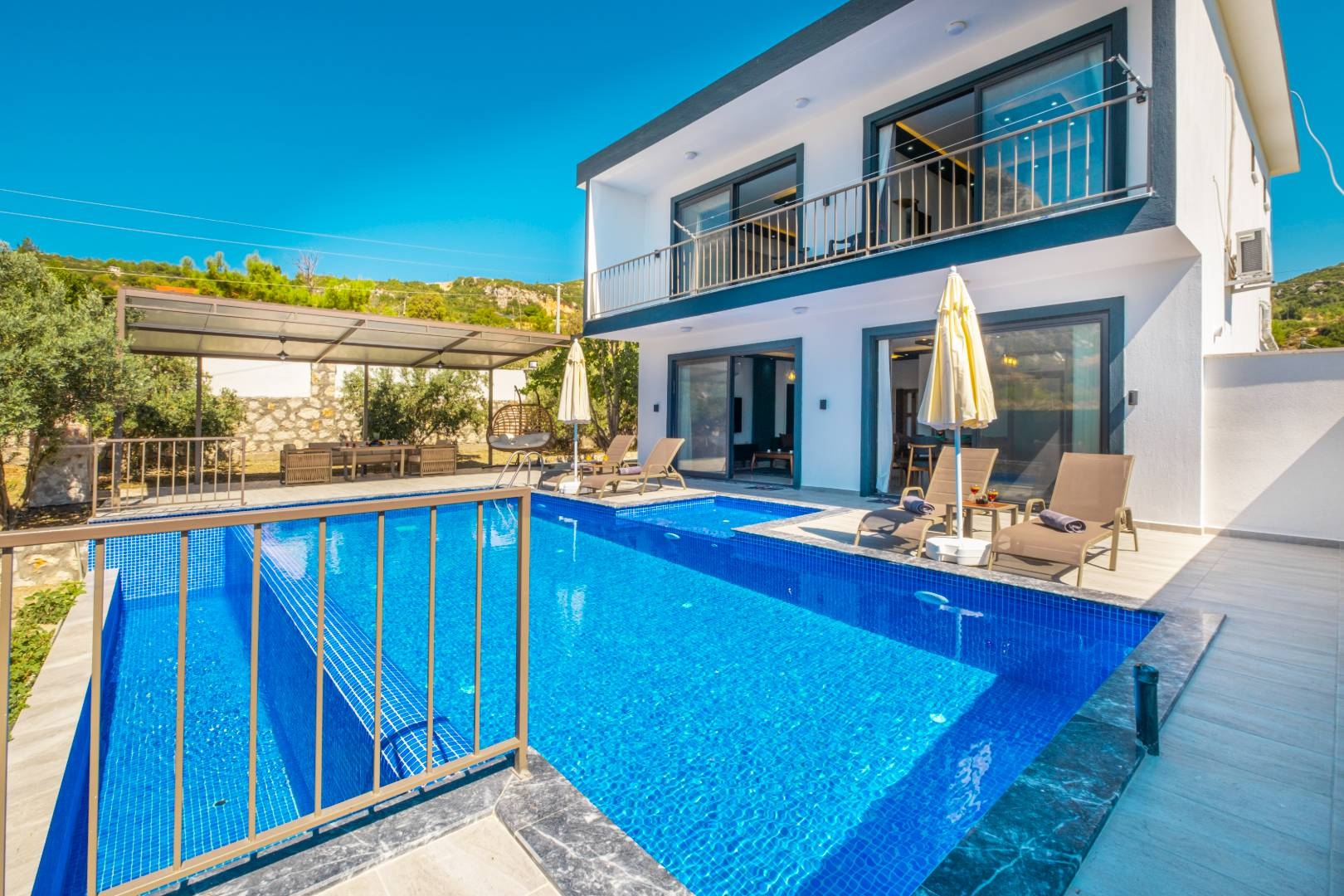 Kaş İkizce'de Muhteşem Dağ Manzaralı, Özel Havuzlu, Jakuzili Villa