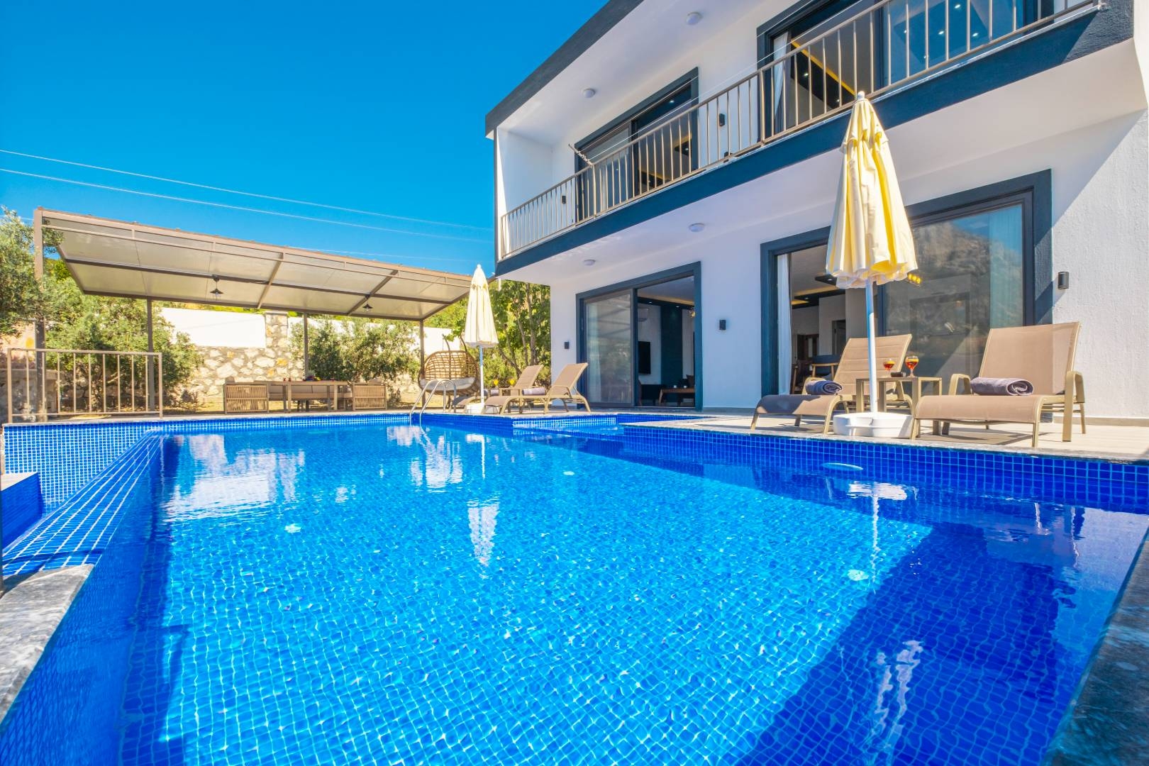 Kaş İkizce'de Muhteşem Dağ Manzaralı, Özel Havuzlu, Jakuzili Villa