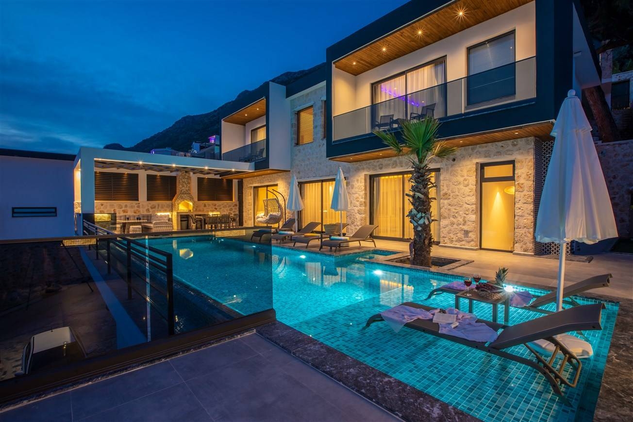 Kaş Bezirgan'da Muhteşem Deniz Manzaralı, Özel Havuzlu, Lüks Villa