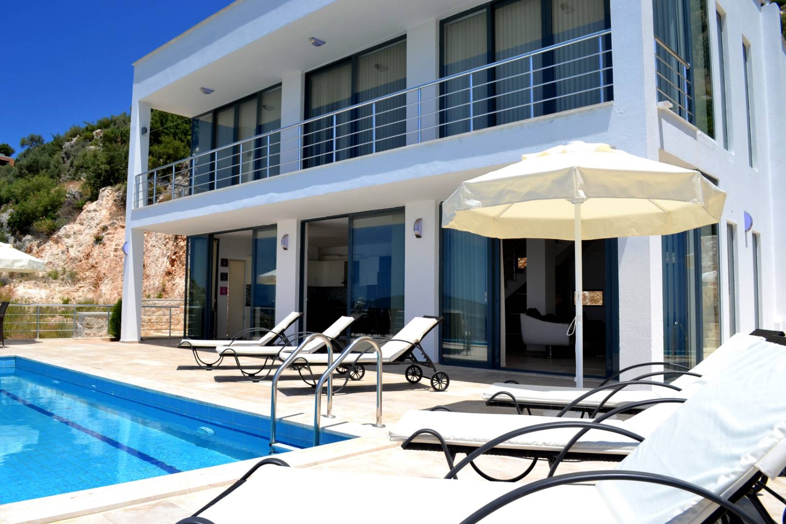 Kaş Bezirgan'da Muhteşem Deniz Manzaralı, Sonsuzluk Havuzlu, Şık Villa
