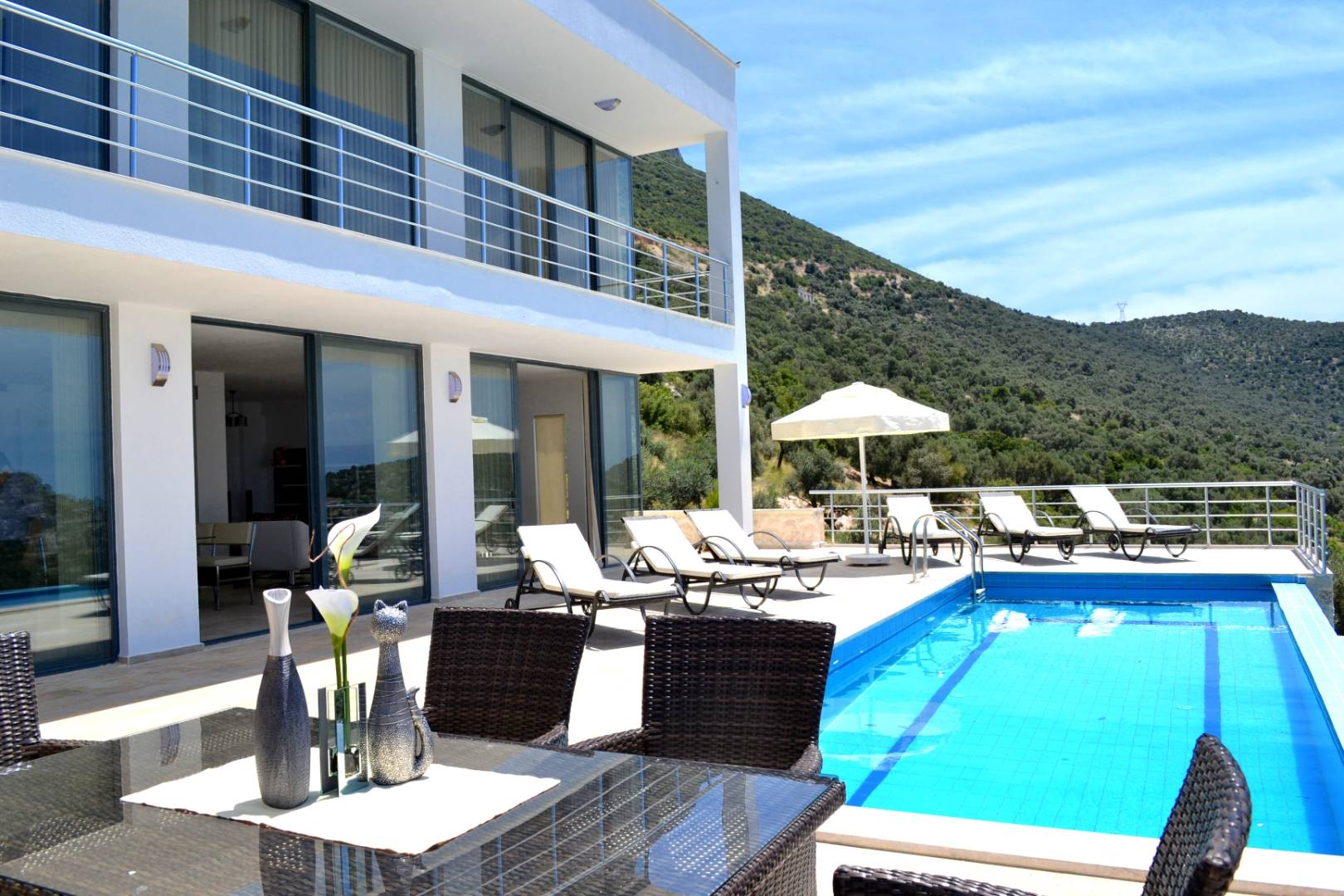 Kaş Bezirgan'da Muhteşem Deniz Manzaralı, Sonsuzluk Havuzlu, Şık Villa